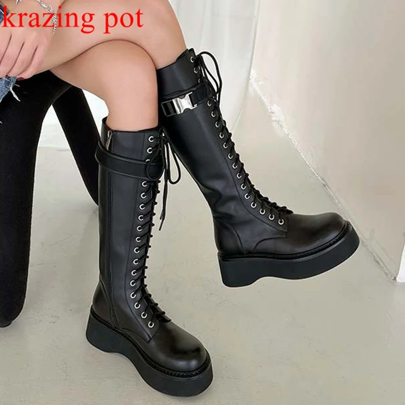 

Krazing Pot 2022 Cow Leather Round Toe Riding Boots Luxury Lace Up Platform Metal Button Keep Warm Med Heels Ins Knee-high Boots