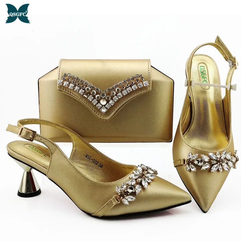 Зимние туфли и сумочка в комплекте итальянском стиле вечерние золотого цвета