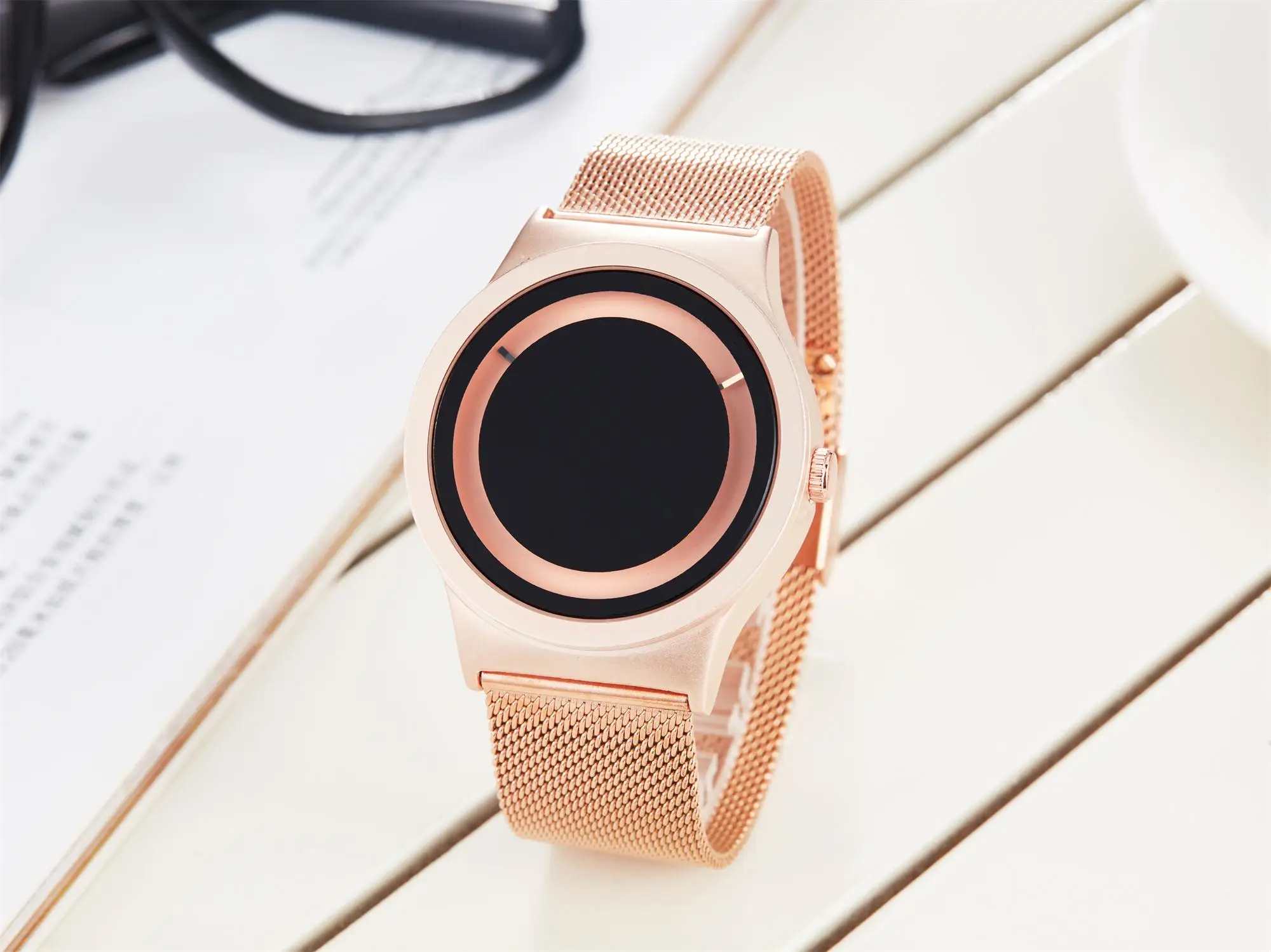 Minimalist Creative Watches For Women Fashion Simple Watches Sports Outdoor Quartz Wristwatches Diamond Dial Bracelet Magnetic