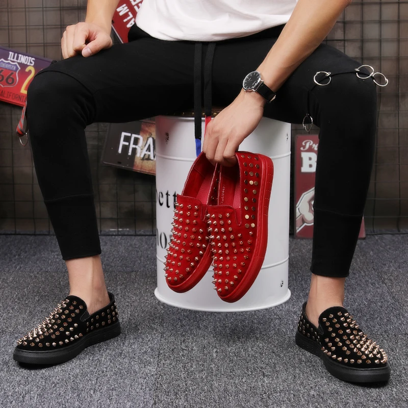 Туфли мужские из натуральной кожи с металлическими шипами на плоской подошве