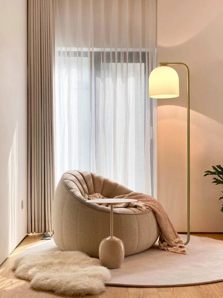

Напольная Лампа, простой светильник в стиле постмодерн для гостиной, дивана, роскошная креативная индивидуальная Вертикальная настольная ...