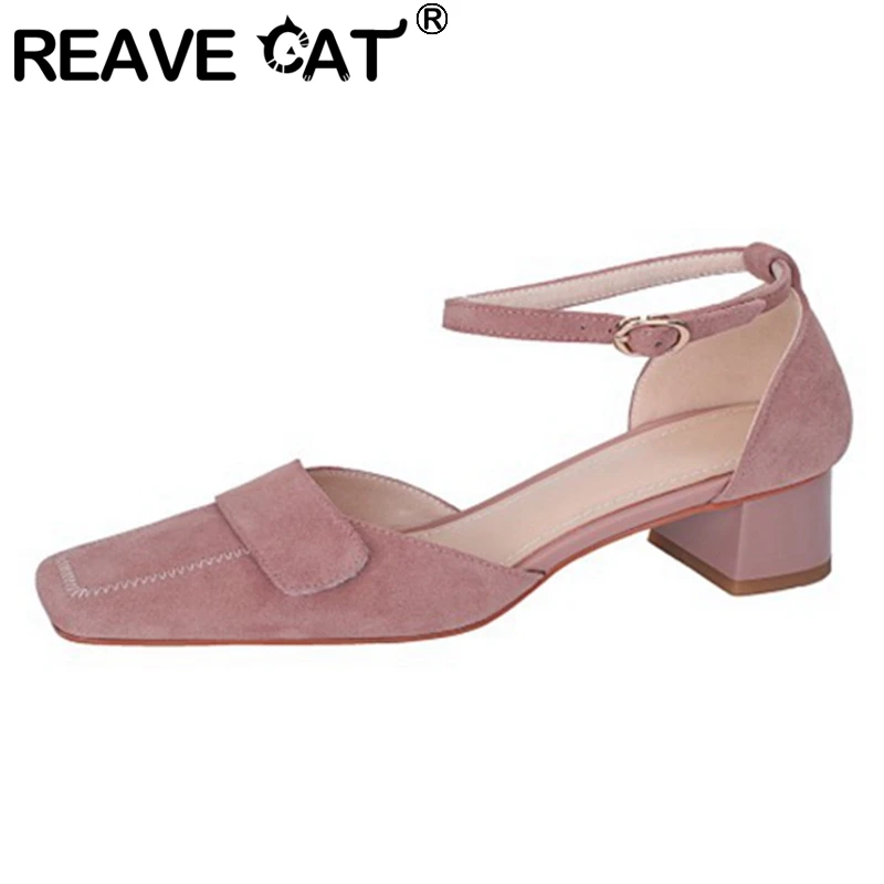 

REAVE CAT/Новинка 2021 женские сандалии с квадратным носком 4,5 см квадратный каблук; Обувь из флока; Из натуральной кожи; Элегантная обувь на платф...