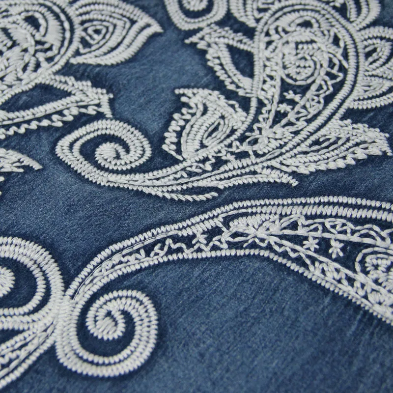 Джинсовое платье с капюшоном V-образным вырезом и вышивкой | Женская одежда