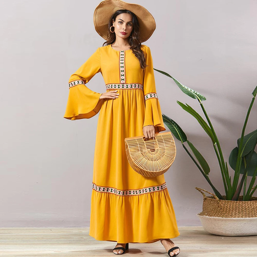 Женское платье макси в этническом стиле с цветочной вышивкой темно синее