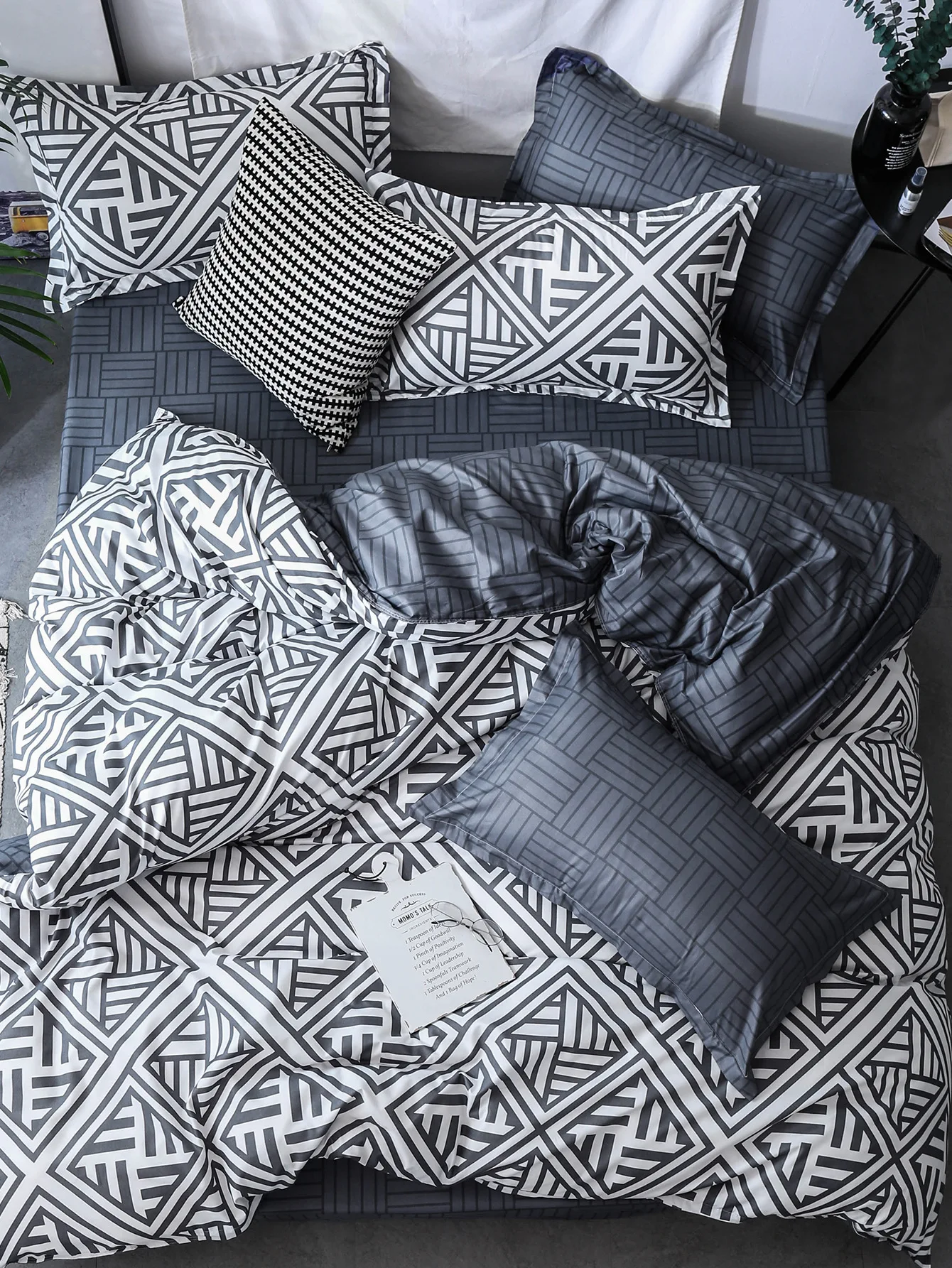 С яркими рисунками из мультфильма про динозавров планета дети мальчик роскошное