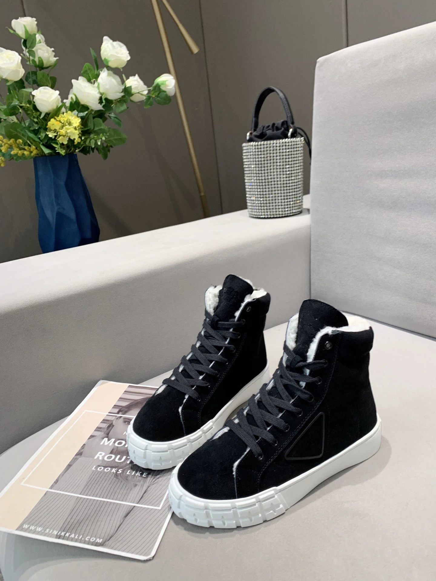 

Luxery Shoes Women Winter New Plus Velvet Warm Sports Shoes Women's Fashion Leather Lace -up Flat Comfortable High-top Sneakers