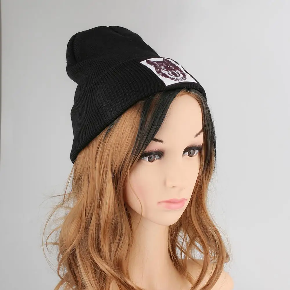 Вязаная шапка с принтом волка логотипом черная серая Красная ребристая зимняя