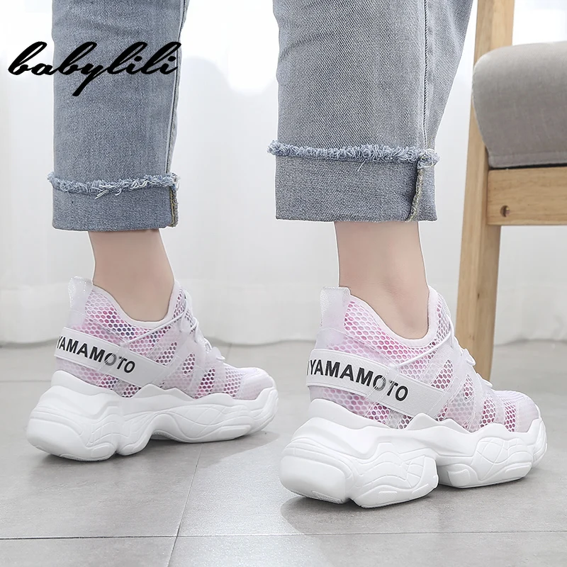 Женские белые кроссовки на платформе удобные дышащие сетчатые плоской подошве