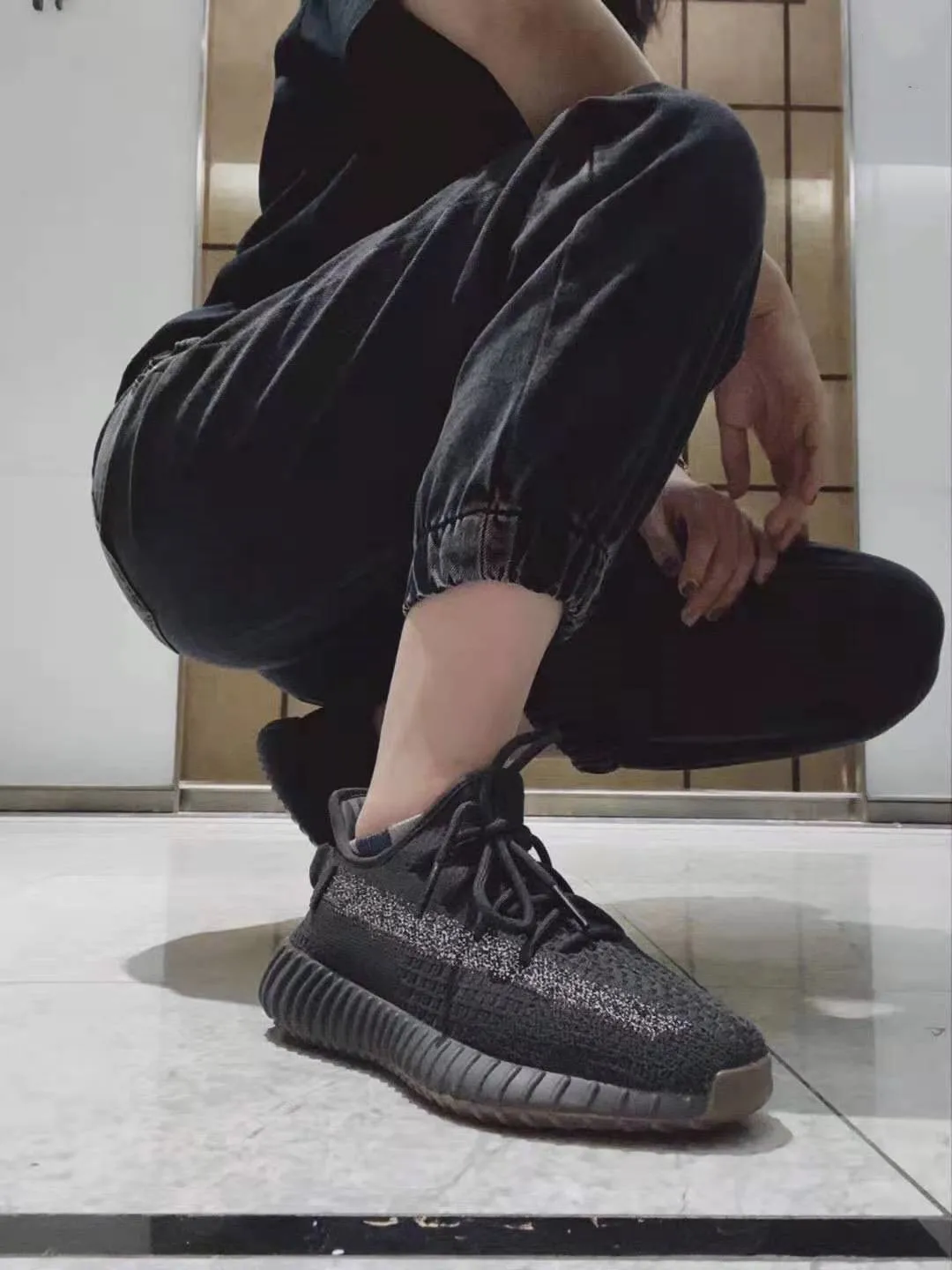 

2021 Summer New Luxury Fashion Women Mesh Breathable Running Shoes 350V2 High Quality Tail Light Boots Casual Sneakers for Men