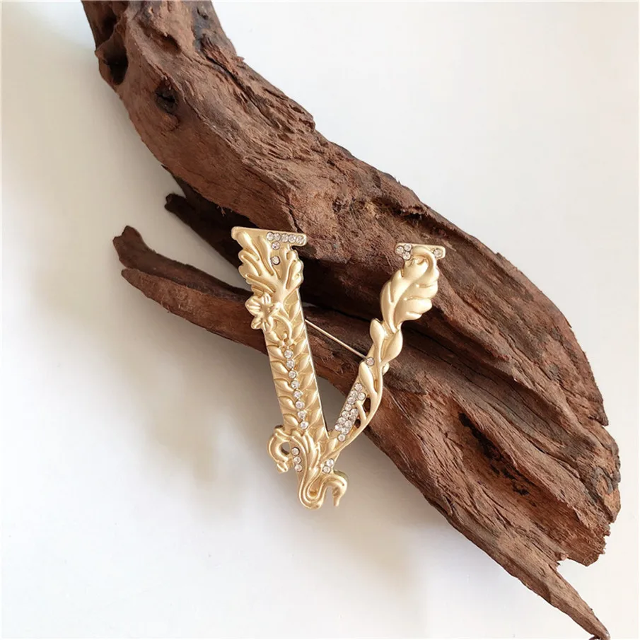 

Женская Брошь с V-образным вырезом и фианитом