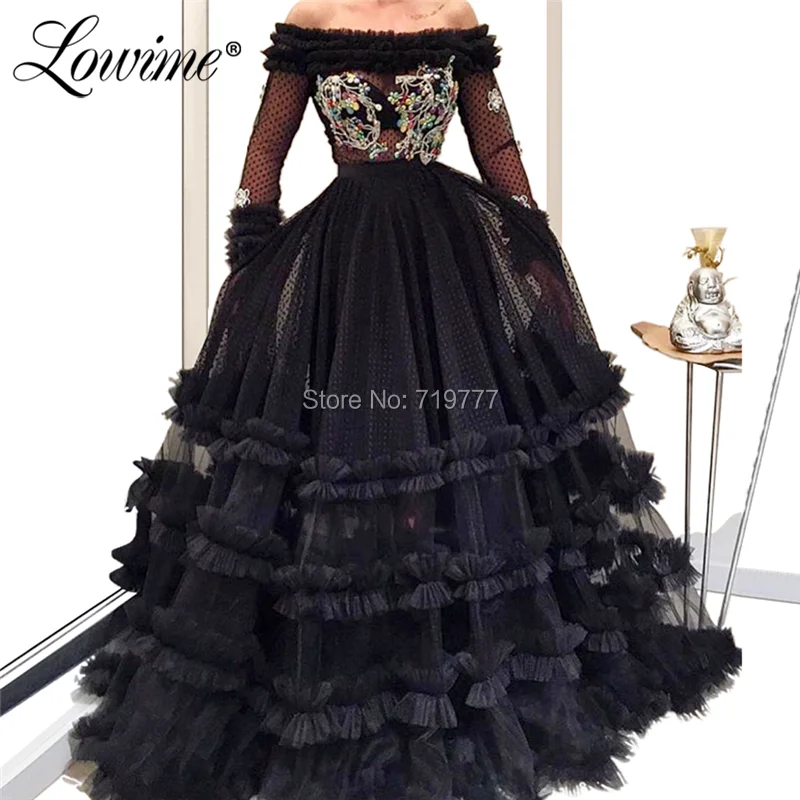 Черные платья для выпускного вечера длинные с рюшами и вырезом лодочкой