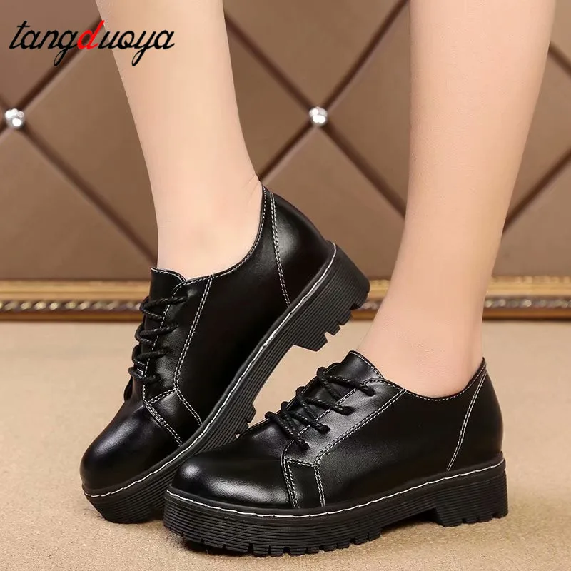 Модные женские повседневные туфли в стиле дерби модельные на платформе со