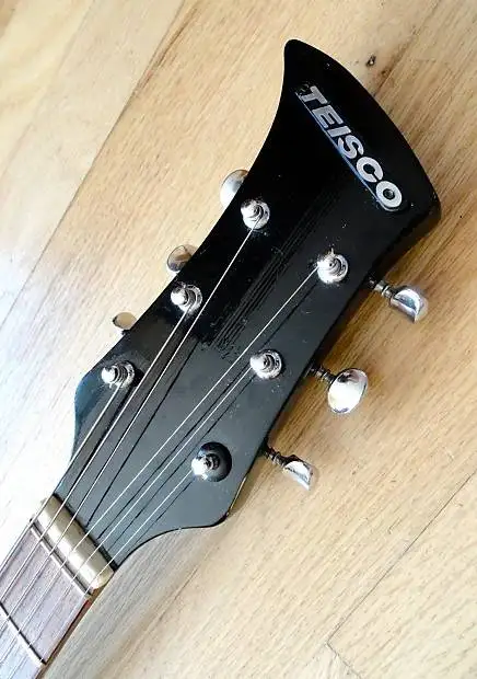 Изготовленная на заказ электрическая гитара такая же как фото но аппаратное