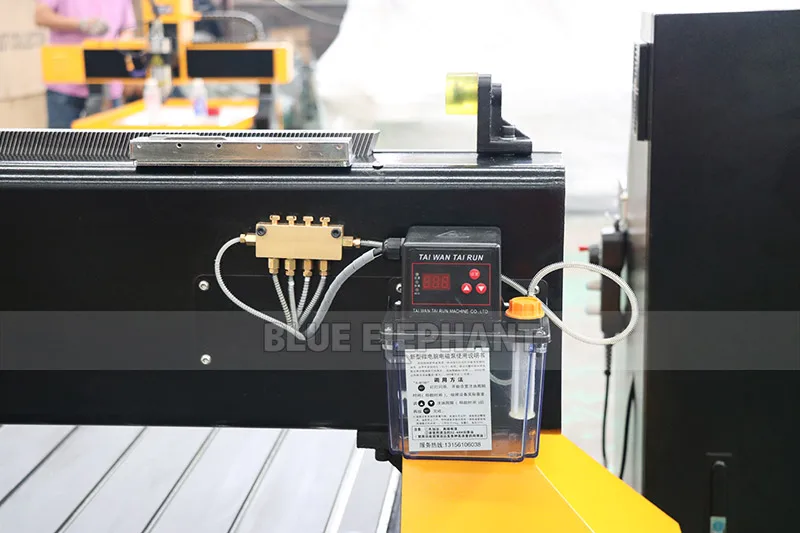 1325 Дерево cnc машина для резки и резьбы 4 оси недорогая деревянная мебель делая cnc маршрутизатор с воздушным охлаждением soindle