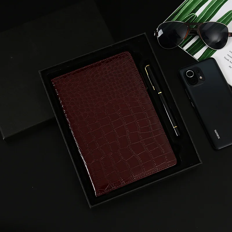 

Блокнот-Ежедневник а5, с узором под крокодиловую кожу, с ручкой