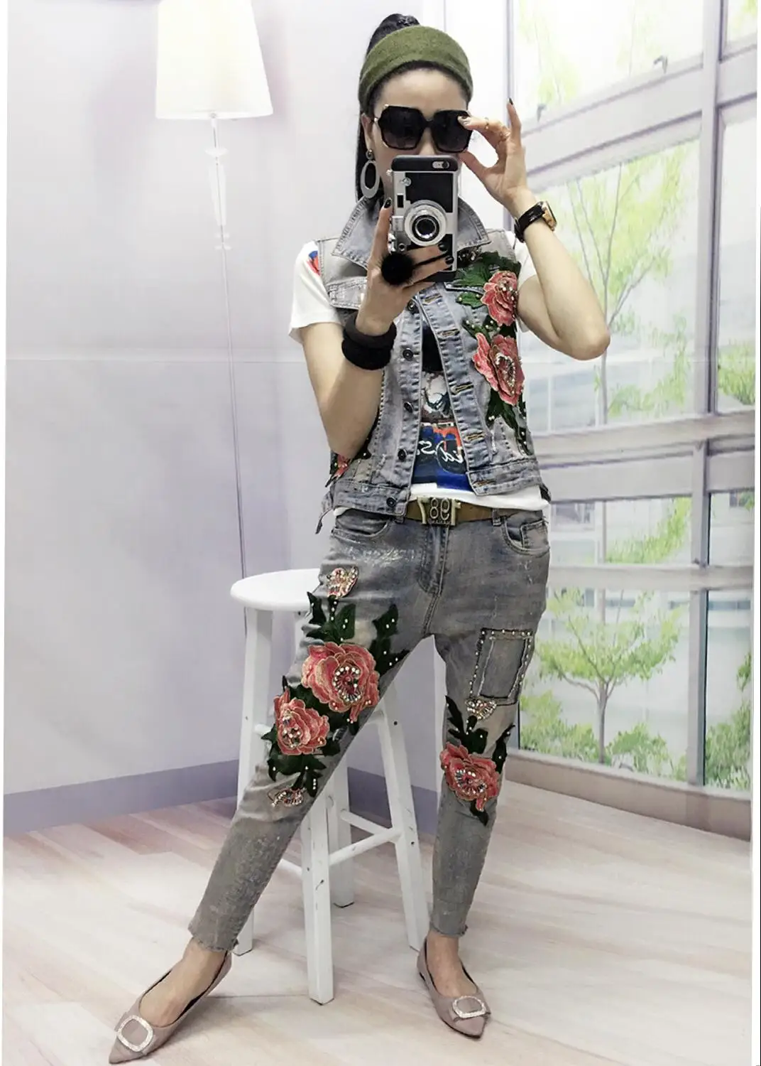 Женский комплект из двух предметов жилет с блестками и джинсовыми штанами в