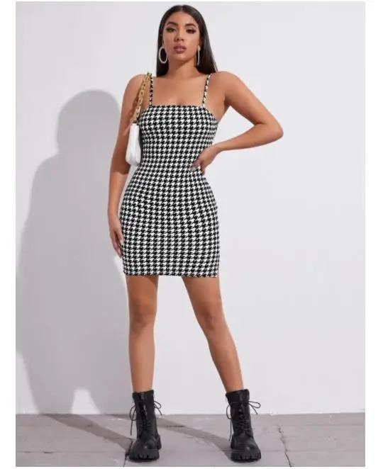 Женское клетчатое мини-платье на тонких бретельках с открытой спиной - купить по