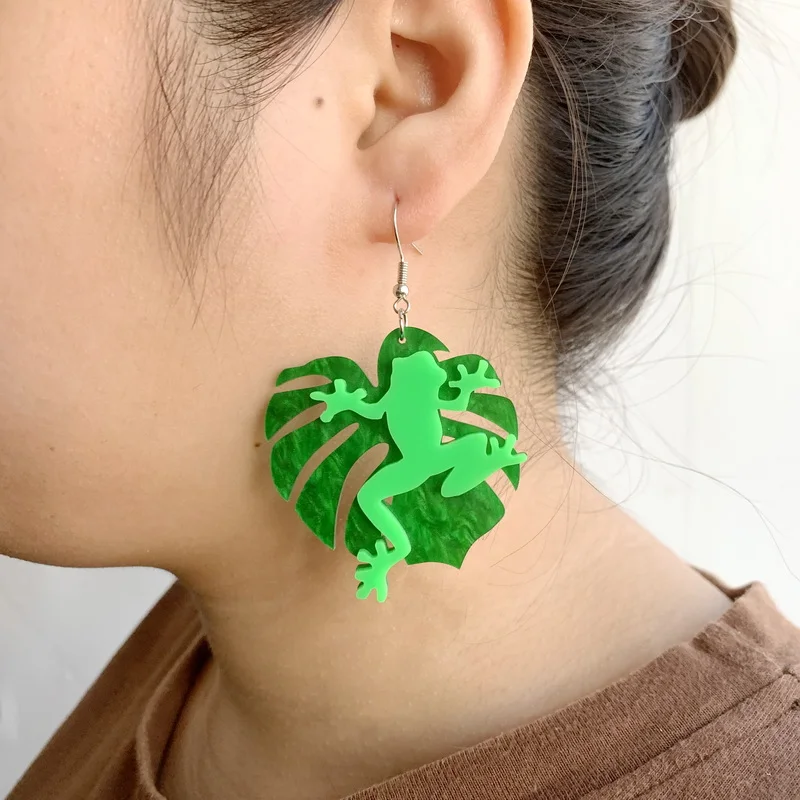 Модные темно-зеленые волнистые серьги-подвески для женщин с зеленым тропическим