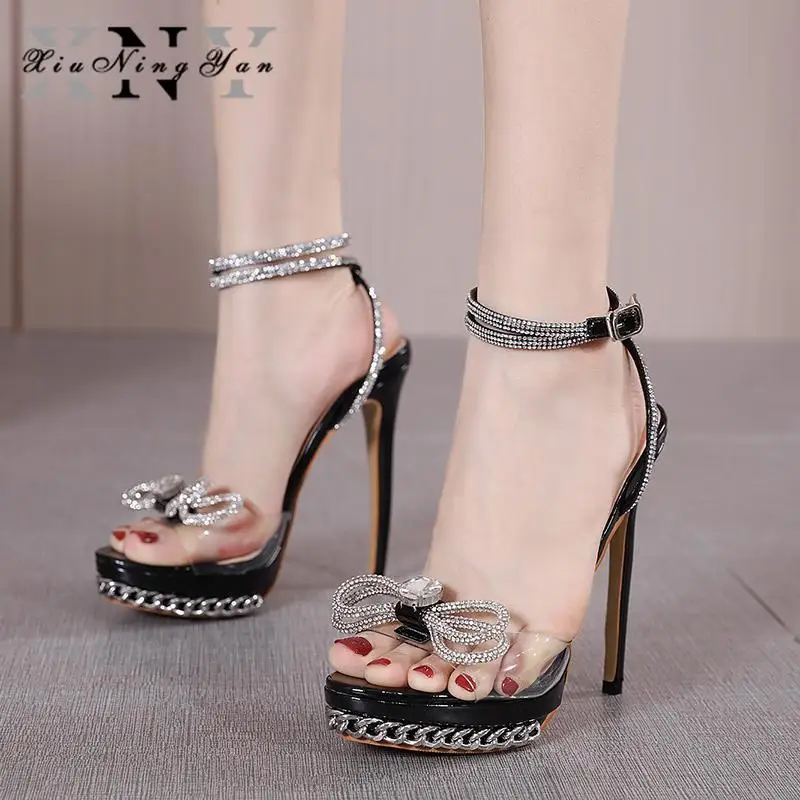 

Пикантные женские босоножки на высоком каблуке с ремешком на щиколотке; Вечерние туфли с металлическим декором и одним ремешком; Женские ту...