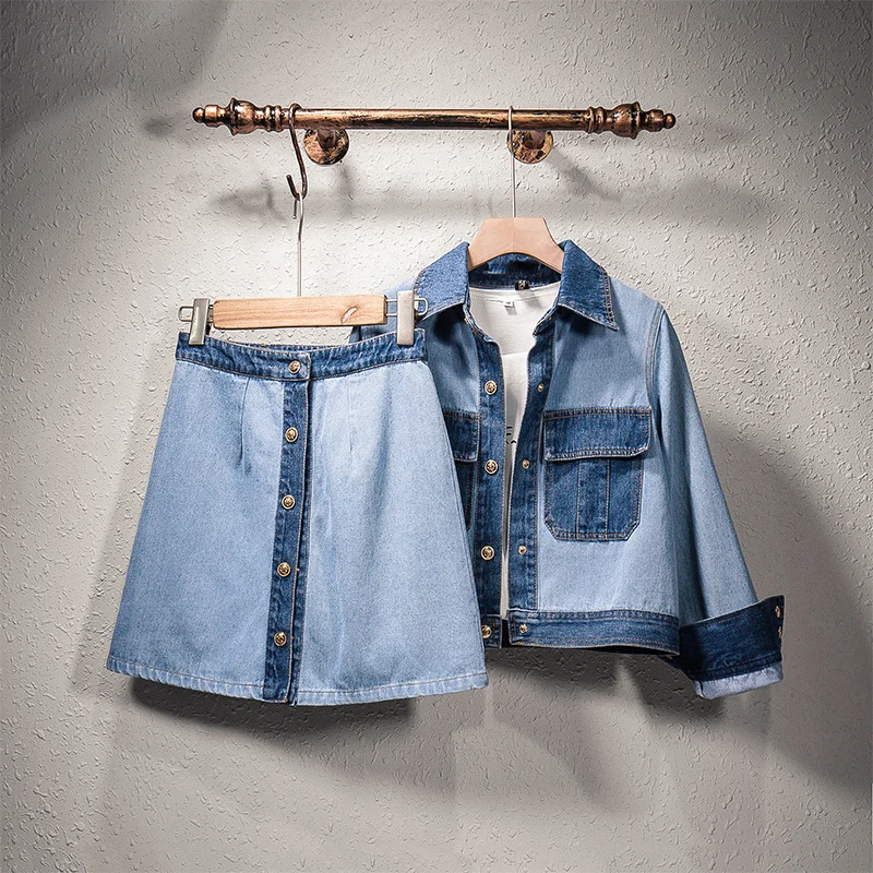 Женский джинсовый комплект из джинсовой куртки и мини юбки двух предметов синяя