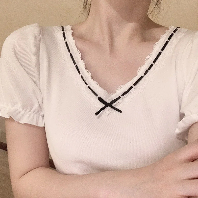 Белая футболка для милой девушки с V образным вырезом и бантом облегающая