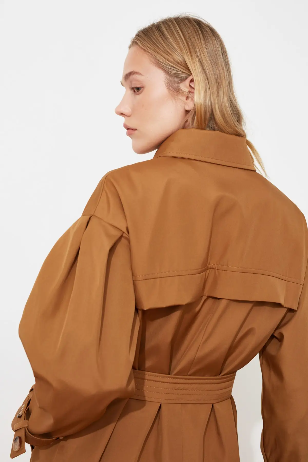 

Trendyol Wide Sleeve Arched Water Repellent Featured Long Trench Coat TWOSS21TR0027