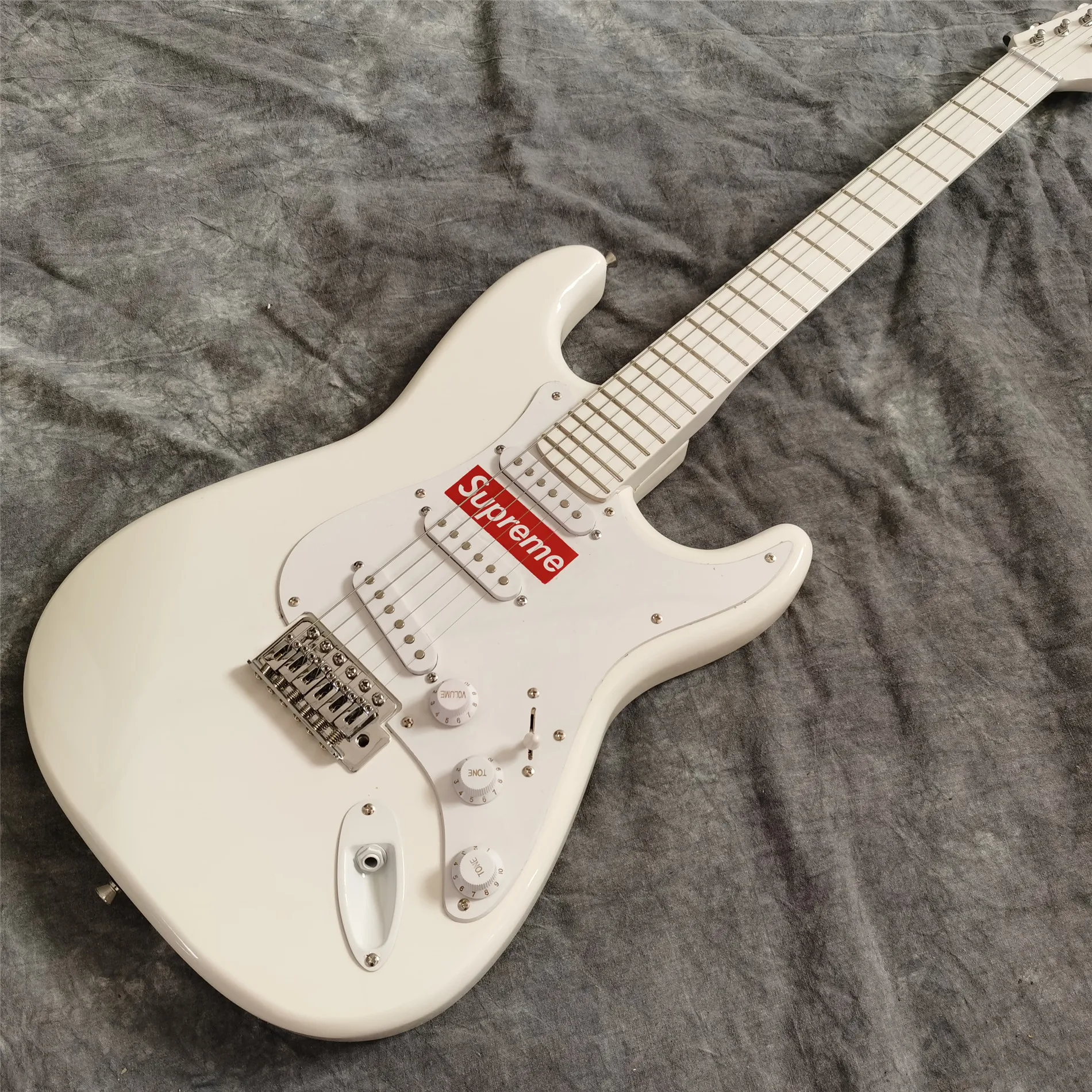 Белая электрогитара белая фингерборд хромированная фурнитура цвет может быть