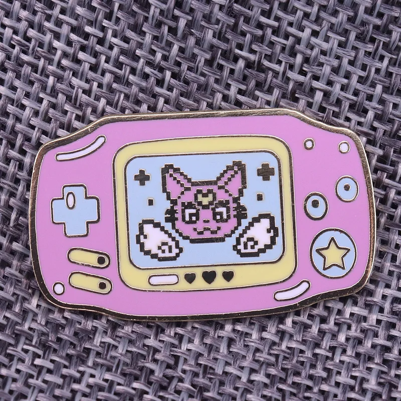 Эмалированная брошь Game Boy Advance классический прозрачный розовый значок на