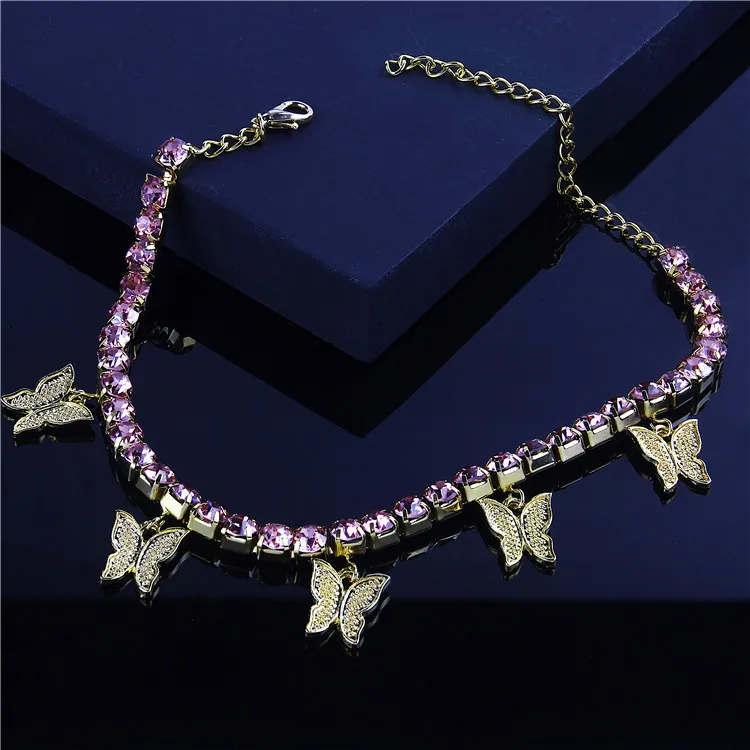 Маленькая бабочка с украшением в виде кристаллов цепочкой из красочные