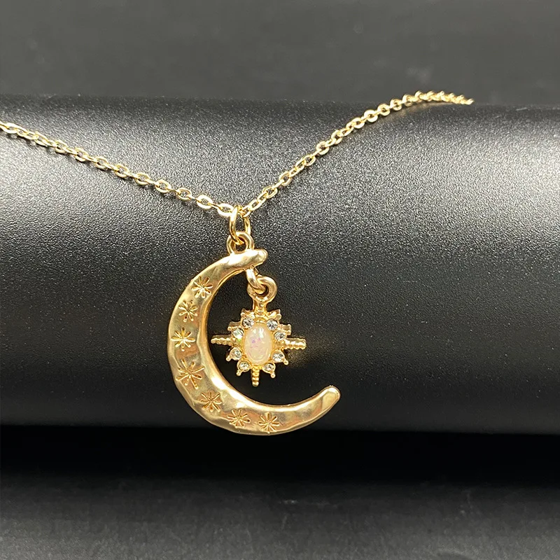 

Exquisite Gold Crescent Moon Pendant Necklace for Women With Opal Stone Sun Moon Clavicle Chain Bohemia Jewelry Party Gift
