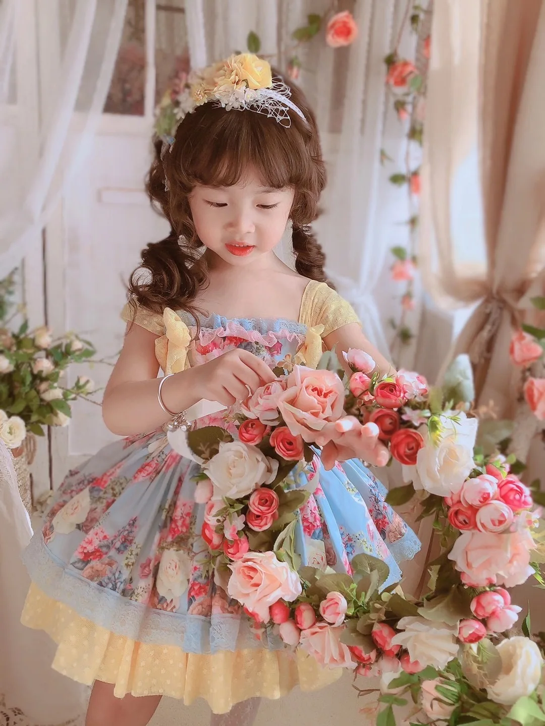 

Для маленьких девочек летние синие Цветочный принт кружево старинная испанская турецкий Принцесса наряд для Бала Лолита платье для пасхи д...