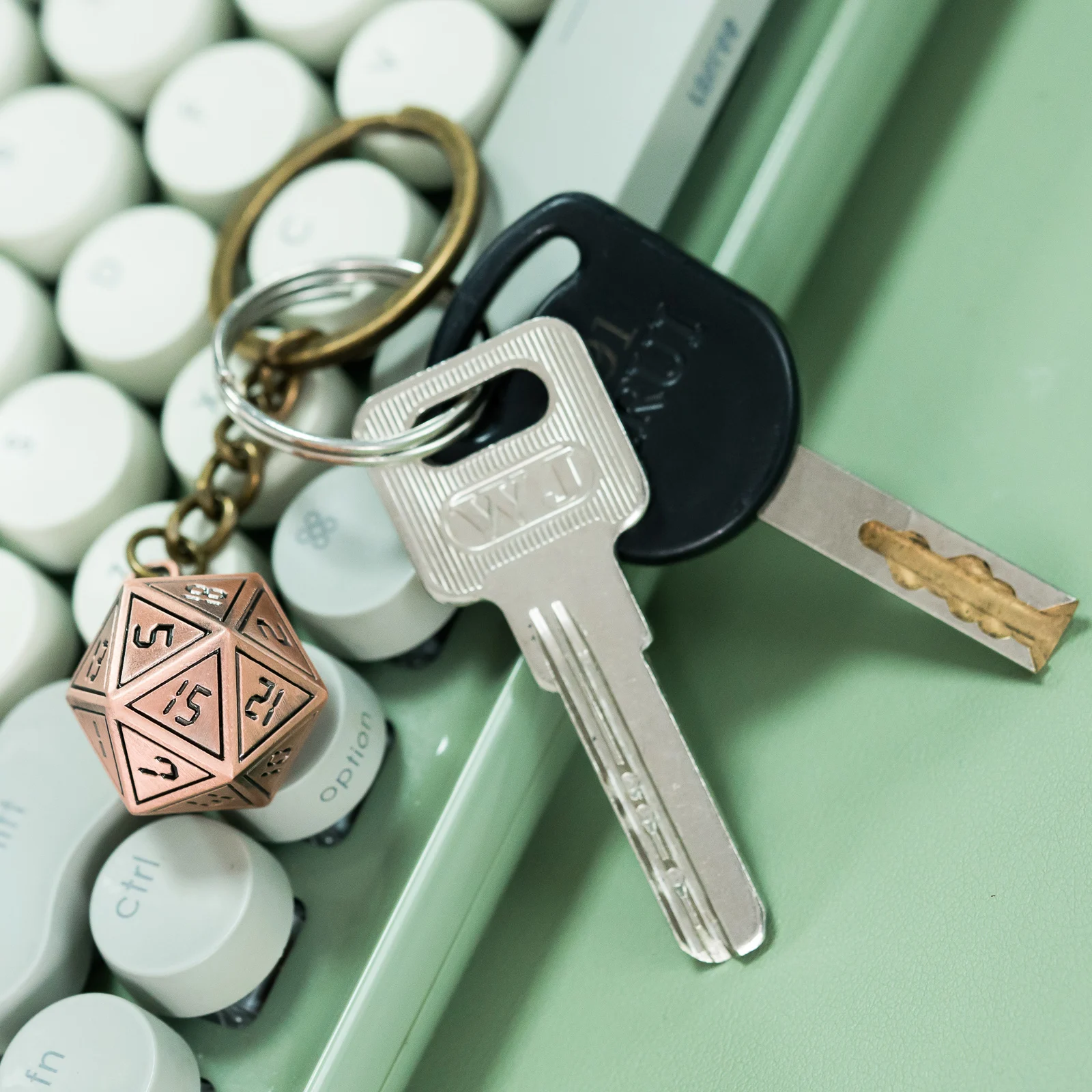 Металлический брелок Cusdie D20 с игральной костью драконом серебристый креативный