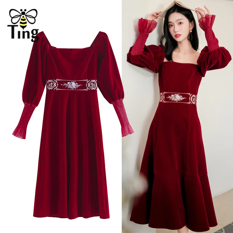 Женское бархатное платье средней длины с квадратным вырезом и вышивкой - купить