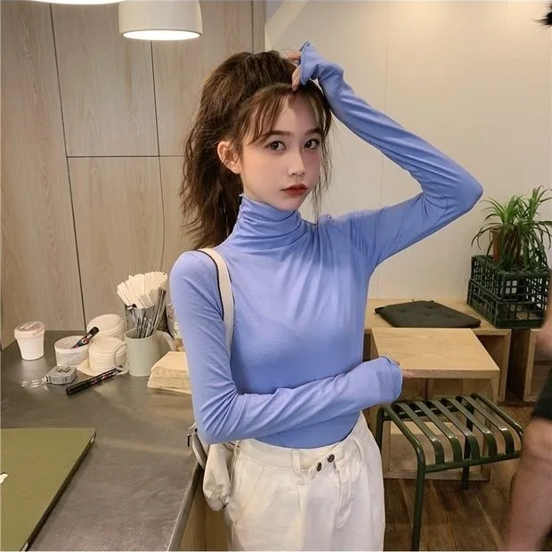 

Female age season winter coat inside a black turtleneck render unlined upper garment joker sheet with western style white long-s