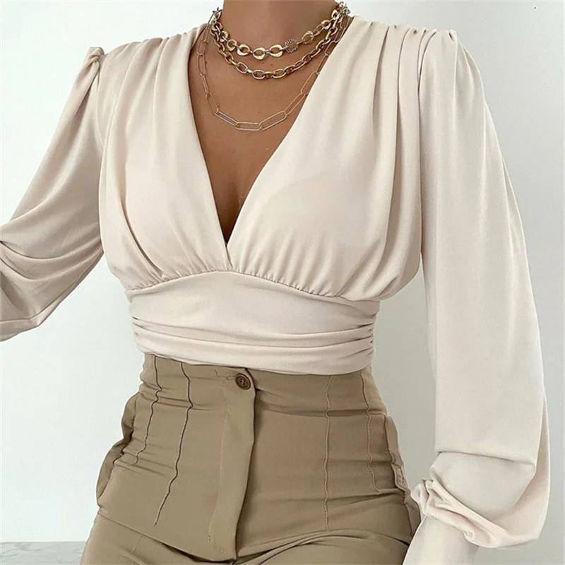 

Блузка женская демисезонная с длинными рукавами-фонариками и глубоким V-образным вырезом