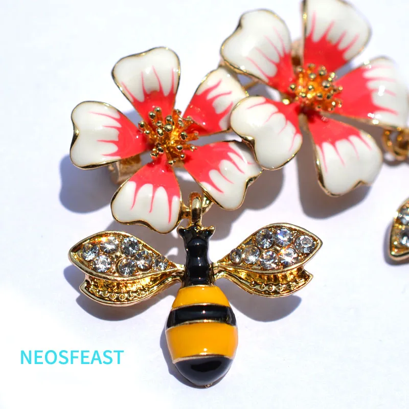 Цветочная эмалированная милая булавка на грудь с пчелой для женщин, золотого цвета, с камнями-ринестонами, насекомое, пальто, одежда, женский подарок, модные украшения.
