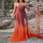 Платье для выпускного вечера оранжевое градиентное на одно плечо с рукавом-накидкой А-силуэт длиной до пола с боковым высоким разрезом Вечерние наряды