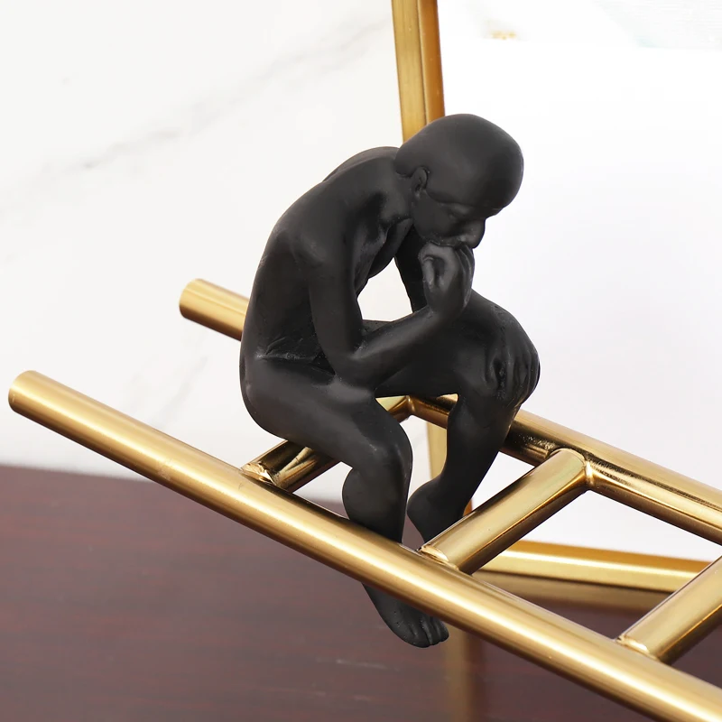 Абстрактный Черный персонаж сидящий на металлической балансирующей лестницы