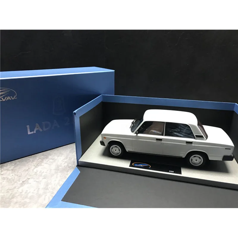 Смола оригинальная 1:18 бывший Советский Союз Лада 2105 Классическая коллекция для