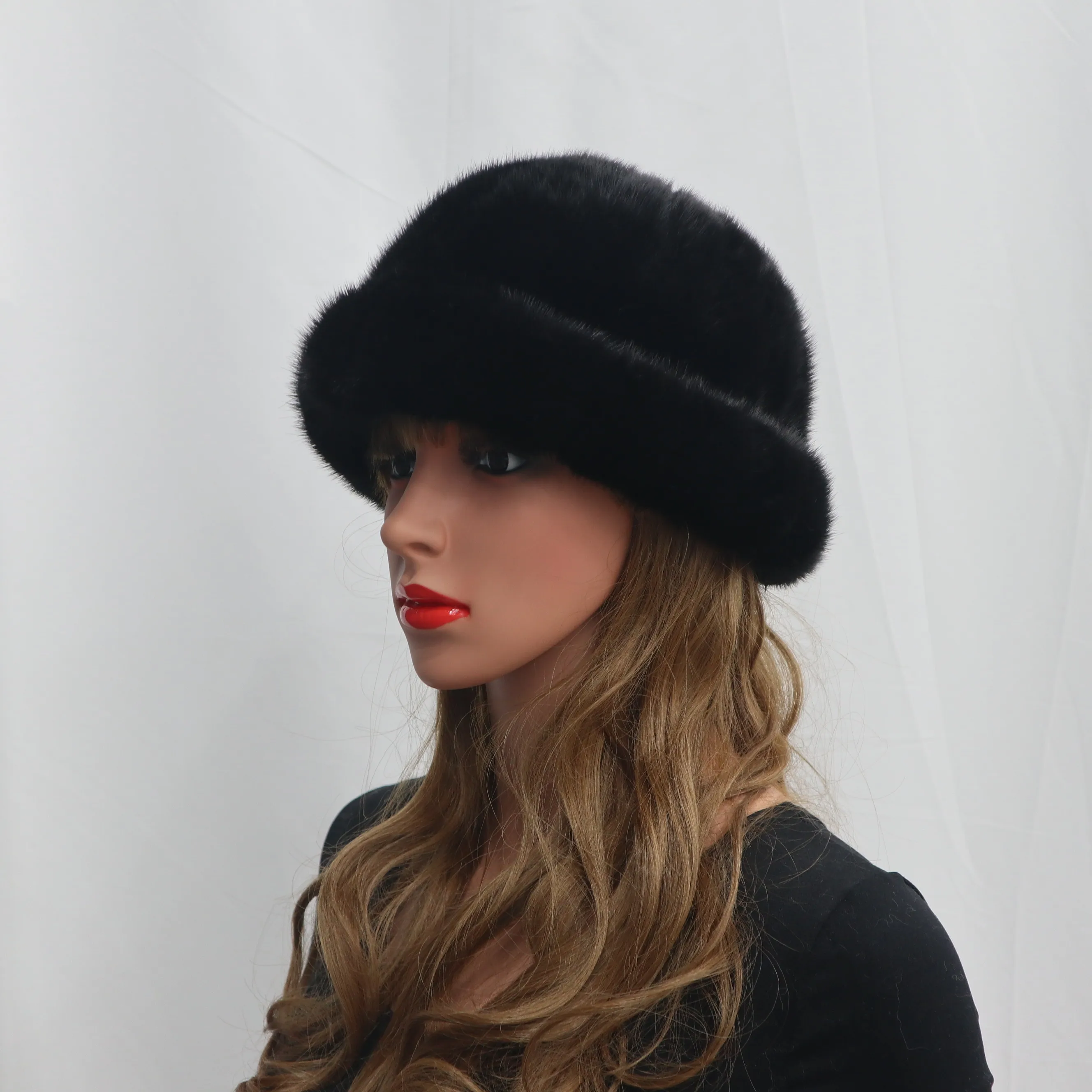 Женская шапка из натурального меха зимняя теплая норки и замши мягкая для женщин