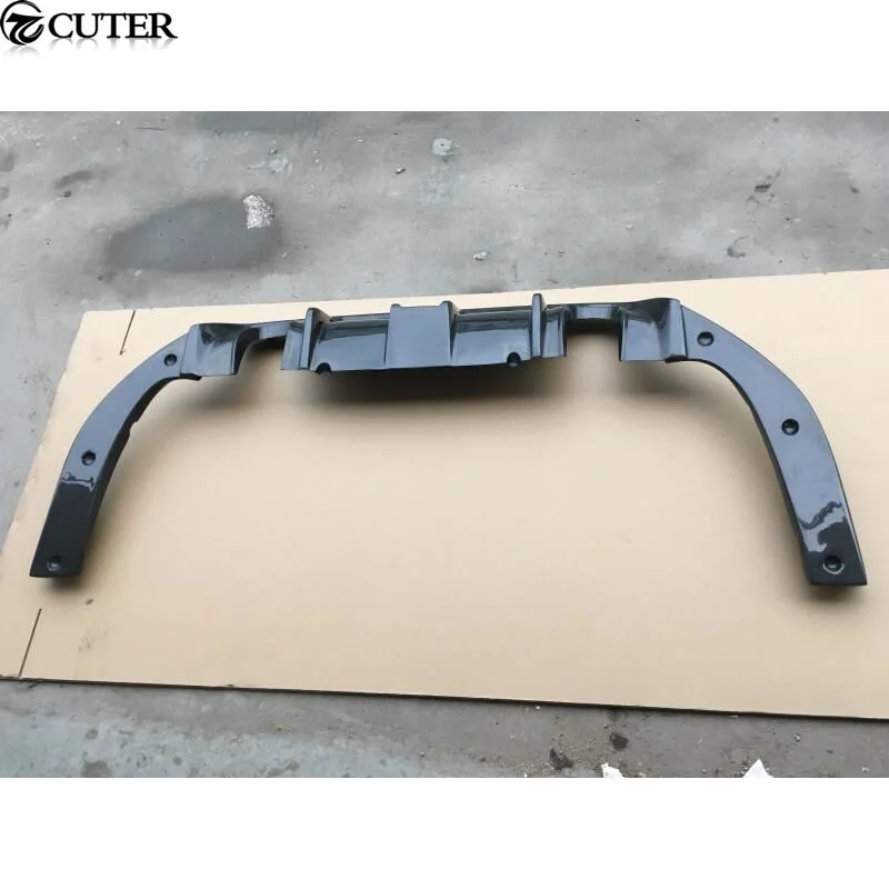 Диффузор для заднего бампера из углеродного волокна со светодиодными пилотными