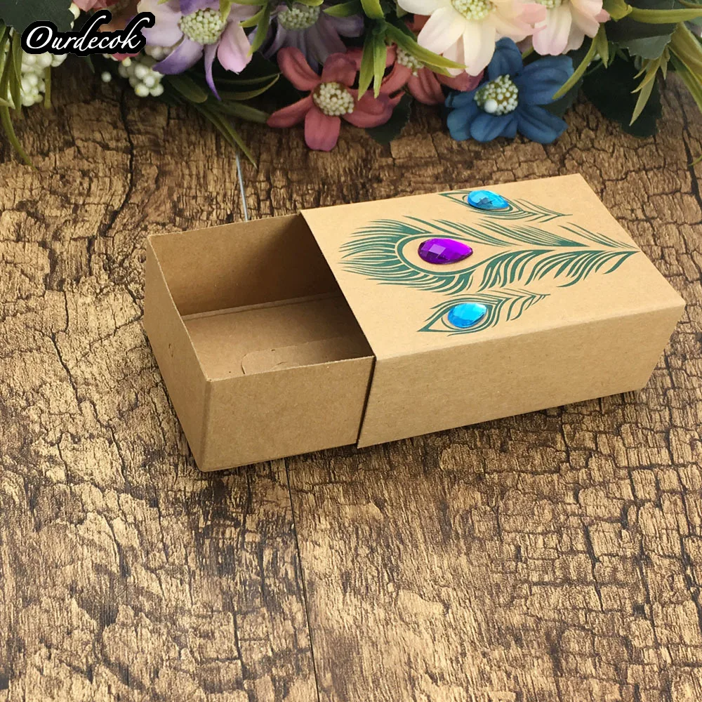 

100 Pcs Peacock Feather Candy Boxes Drawer Design Wedding Favors Faux Rhinestone Kraft Paper Gift Boxes 7.5*5*3cm scatole regalo