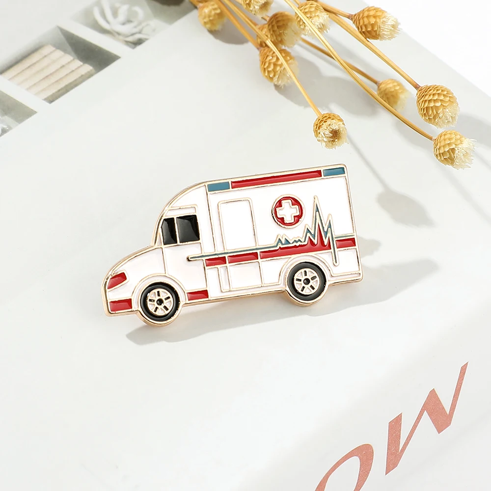 Мультяшная брошь в виде скорой помощи с красным крестом для врачей медсестер