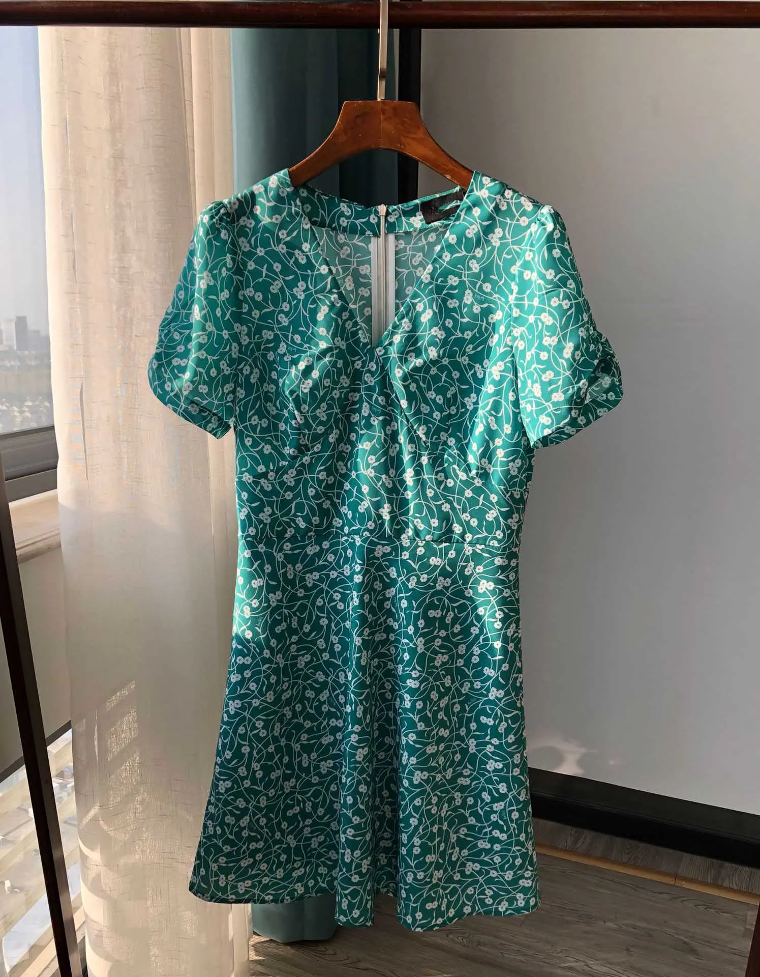 Женское мини платье с коротким рукавом и V образным вырезом|Женские платья| |