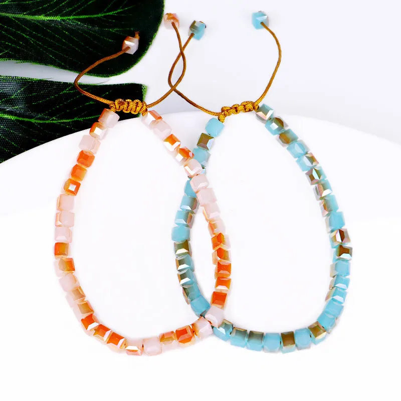 Браслет ручной работы украшенный кристаллами в виде бусин для дружбы цветной