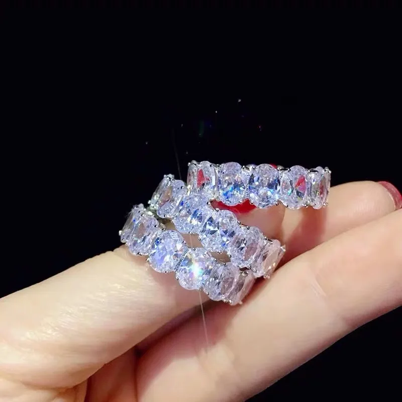 Женское кольцо с овальной огранкой обручальное из серебра 925 пробы искусственным