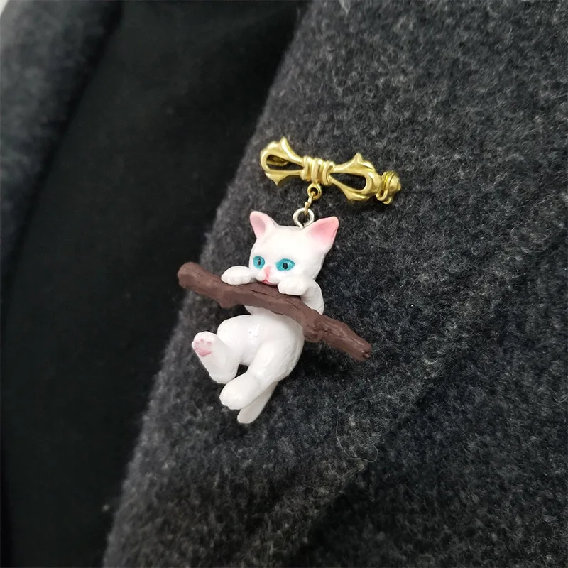 

Cat Brooch Holding A Branch Three-dimensional Tree Hugs Cats Brooches 3D Cat Hug Tree Brooches Beautiful Animal Brooches