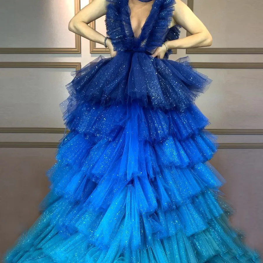 

Пышное вечернее платье из тюля, с двойным глубоким V-образным вырезом