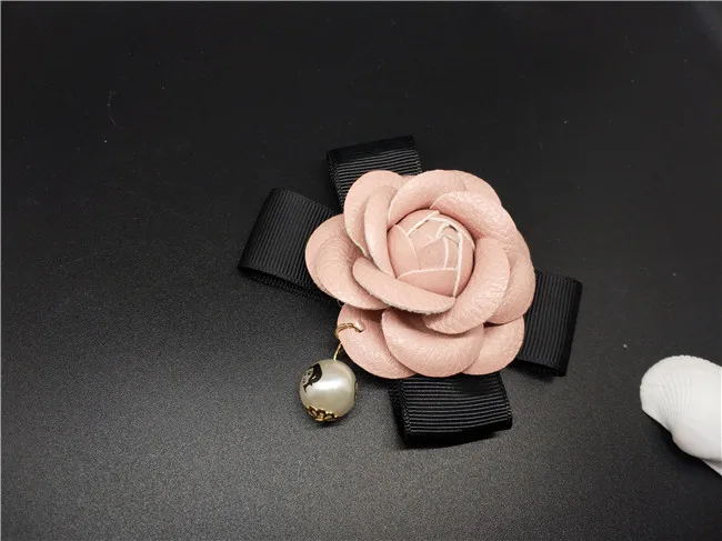 IN Stock Female All Match Charm Camellia Flower Brooch Quality Leather Black&White&Rose&Mix Cloth Bow Pearl Women Diy Brooches - Окраска металла: pink