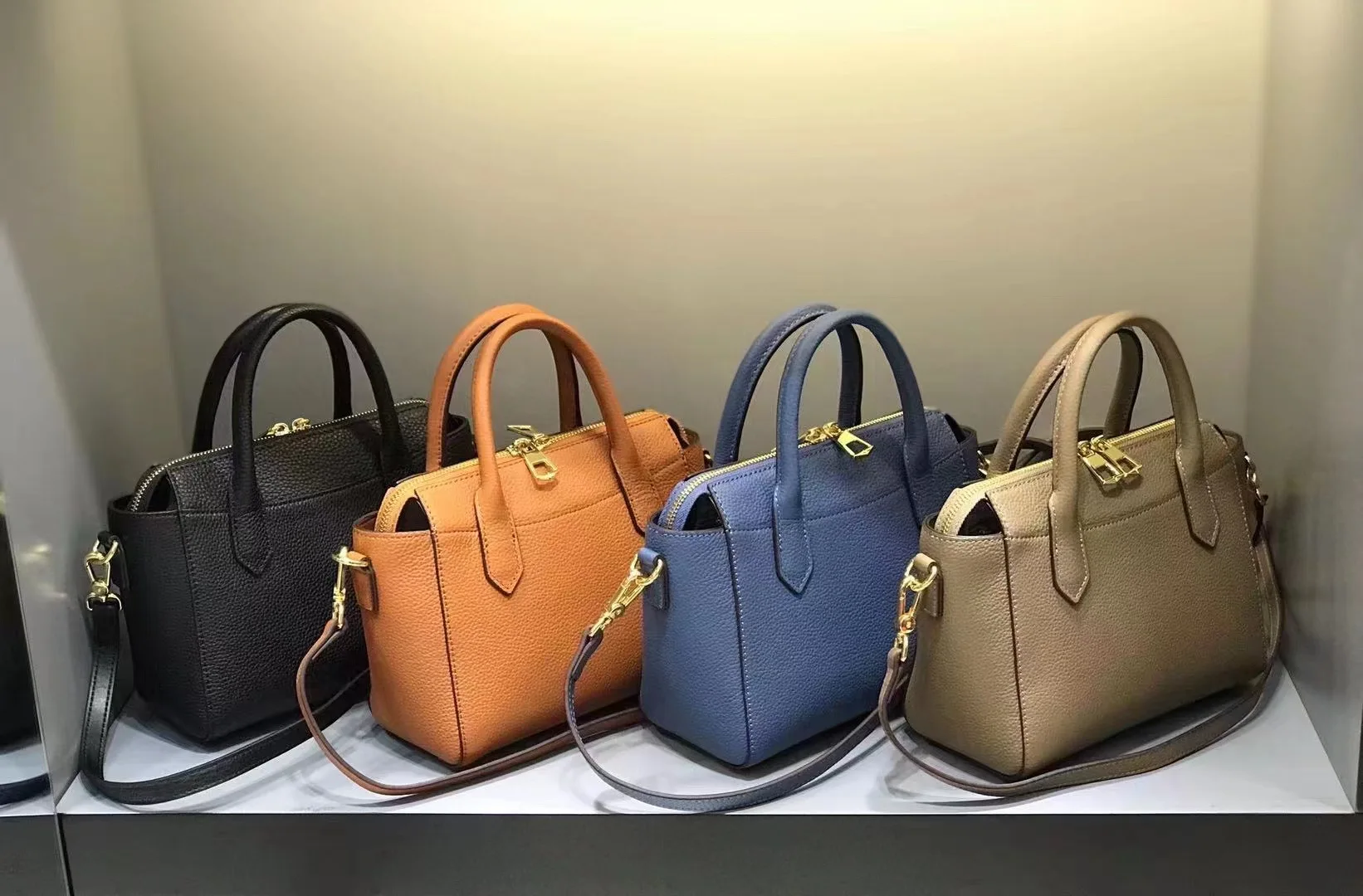 

Женская сумка-тоут из натуральной кожи с текстурой личи